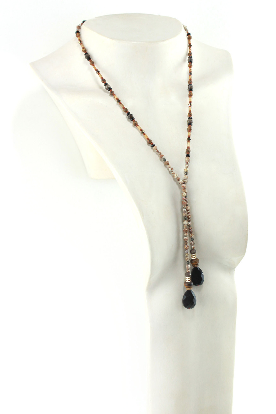 Collar intemporal de perlas naturales y gotas de obsidiana