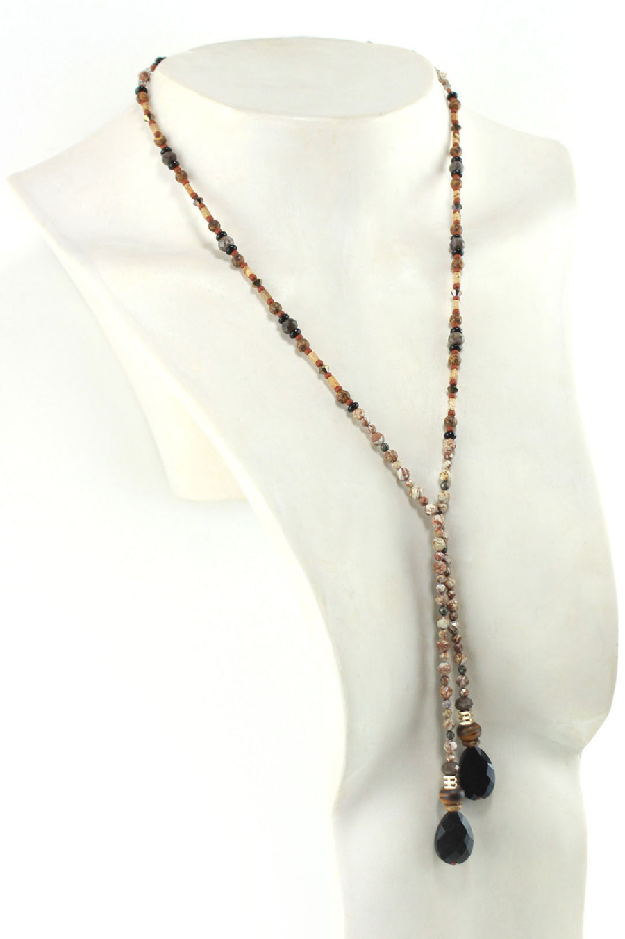 Collar intemporal de perlas naturales y gotas de obsidiana