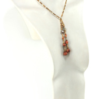 Forza e radicamento per questa collana-sciarpa minerale realizzata con perle naturali