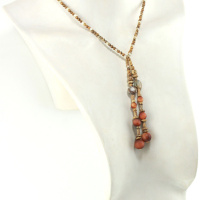 Force & ancrage pour ce collier écharpe minérale en perles naturelles