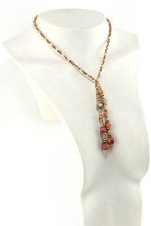 Fuerza y conexión a la tierra para este collar tipo bufanda mineral hecho de perlas naturales