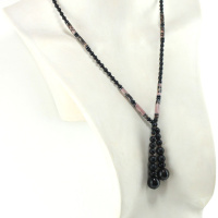 Collier lariat Mystique en perles naturelles de Rhodonite