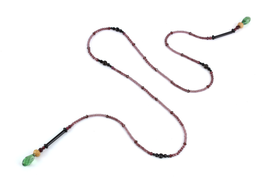 Collier lariat en perles dOnyx et accents verts, bijou fait main élégant.