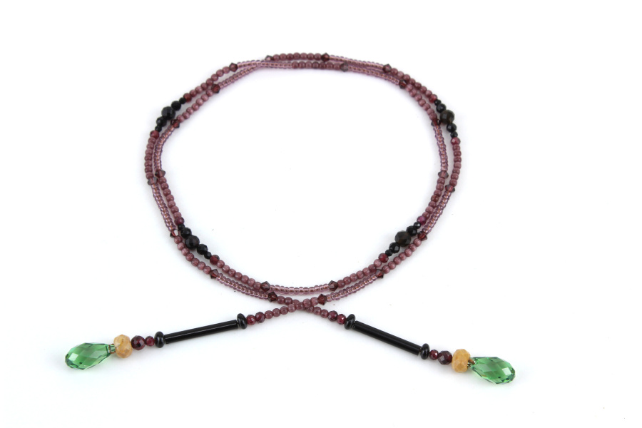 Collier lariat en perles dOnyx et accents verts, bijou fait main élégant.