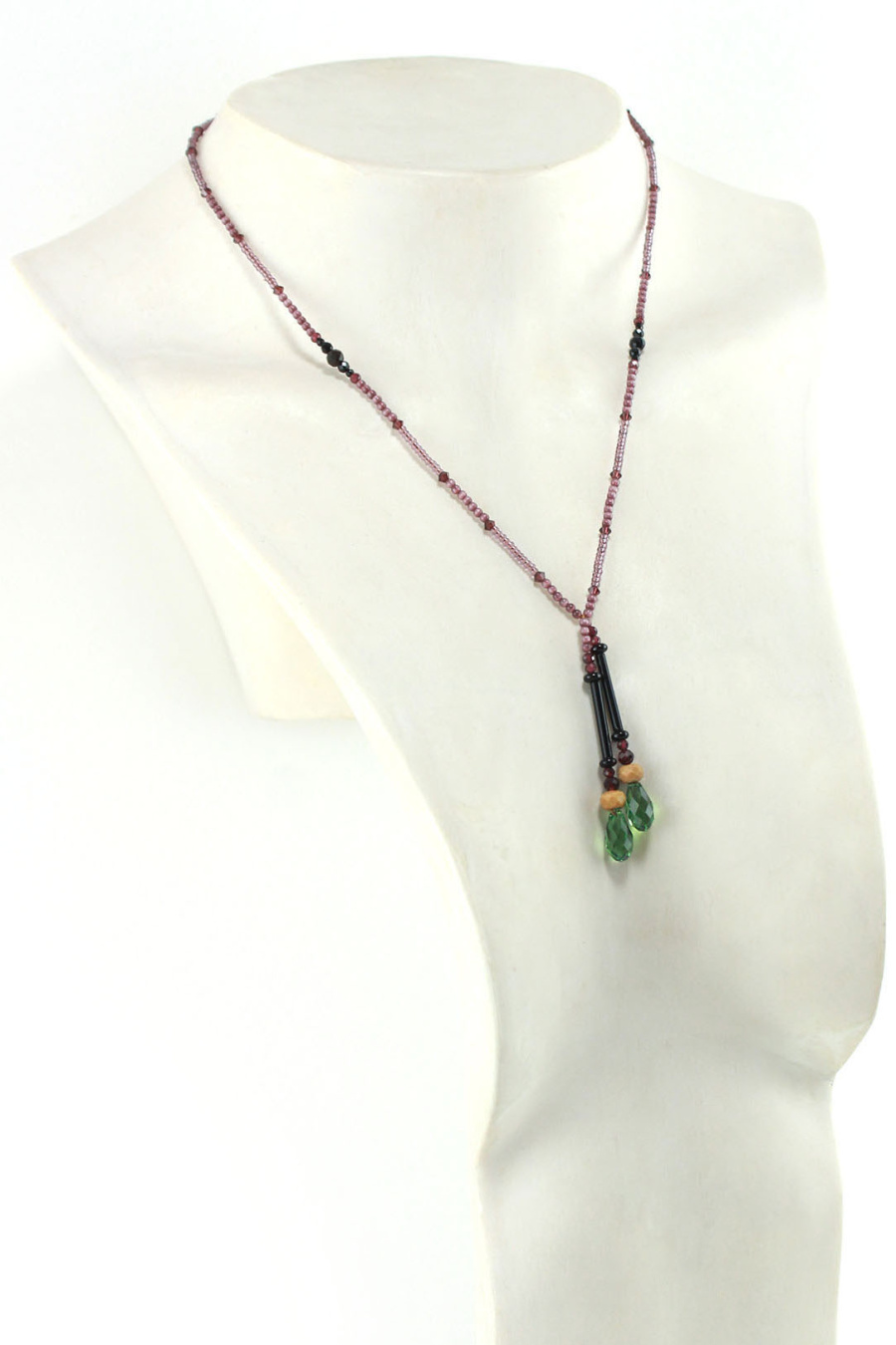 Collier lariat en perles dOnyx et accents verts, bijou fait main élégant.