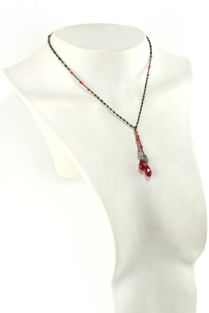 Encantador collar de cristal rojo y labradorita con lazo – Elegancia oscura