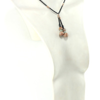 Collier lariat artisanal en perles noires et minéraux, élégant et polyvalent.