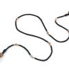 Collier lariat artisanal en perles noires et minéraux, élégant et polyvalent.