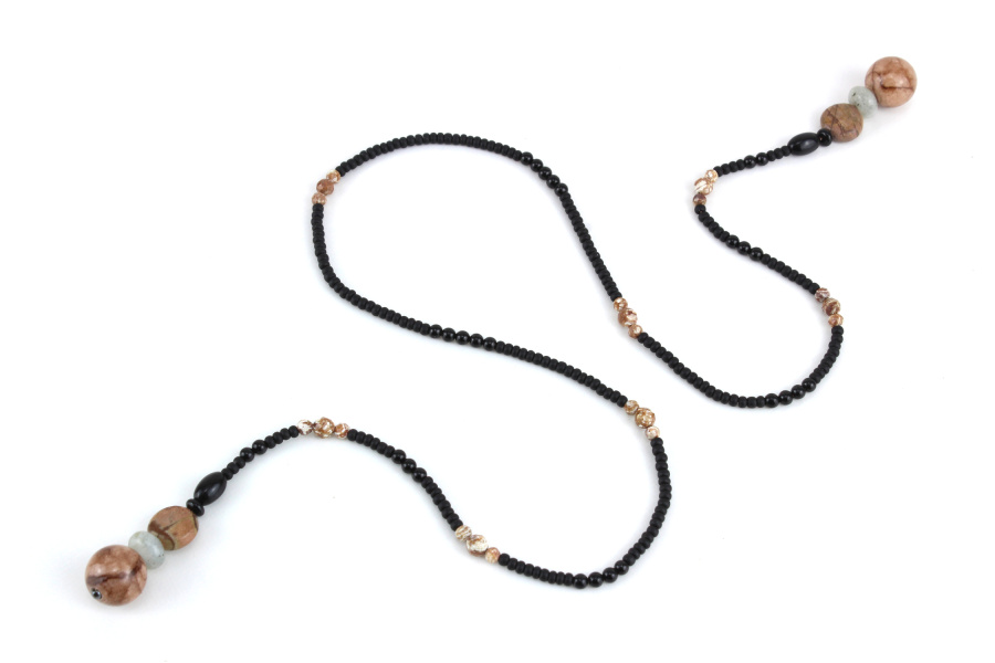Collier lariat artisanal en perles noires et minéraux, élégant et polyvalent.