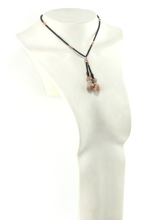 Collier lariat artisanal en perles noires et minéraux, élégant et polyvalent.