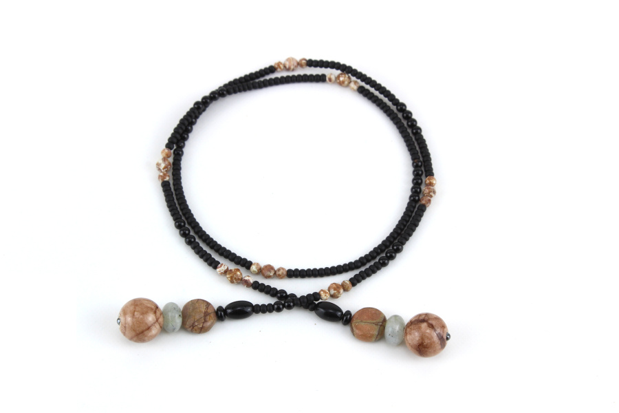 Collier lariat artisanal en perles noires et minéraux, élégant et polyvalent.