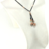 Collier lariat artisanal en perles noires et minéraux, élégant et polyvalent.