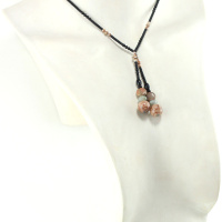 Collier lariat artisanal en perles noires et minéraux, élégant et polyvalent.