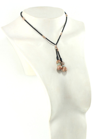 Collar de lazo elaborado artesanalmente con cuentas negras y minerales, elegante y versátil.