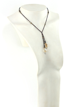 un collier lariat sensuel en perles naturelles de Bronzite et perles noires avec des touches dorées et marron qui se termine par deux cristaux de couleur ambre