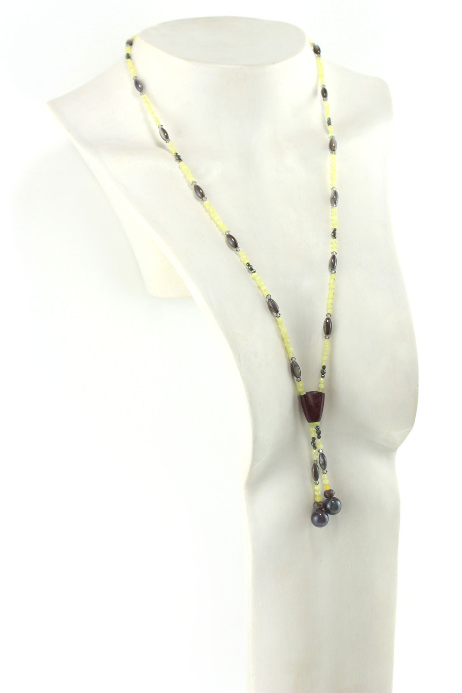 Collier lavallière en perles de coquillage et bois d'amarante, bijou fait main unique.