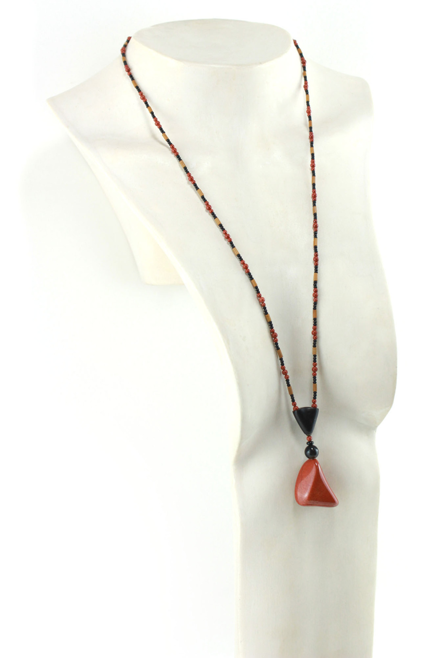 Collar lavallière único en jaspe natural y madera de ébano, meticulosamente elaborado a mano.