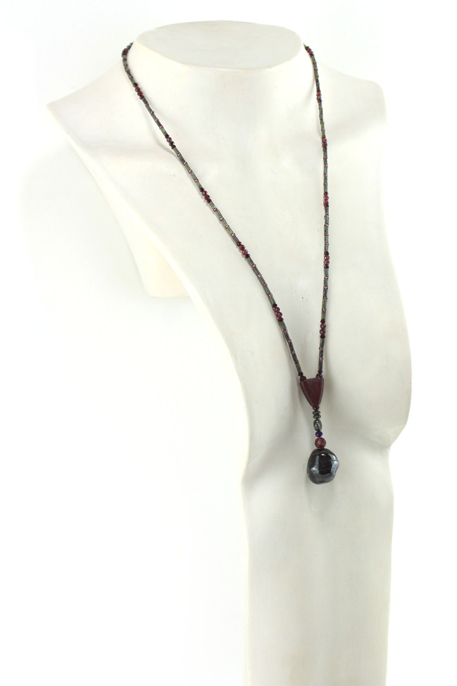 Collier lavallière unique en grenat et jaspe, artisanal, élégant et coloré.