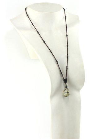 Collier artisanal en bois de Ziricote avec pendentif en jaspe, bijou unique fait main.