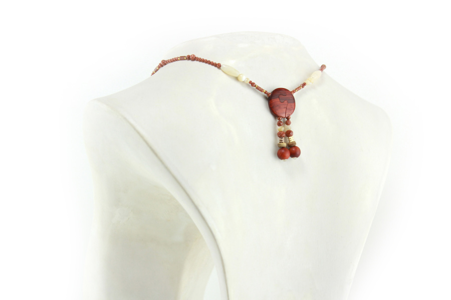 Collier majestueux en bois de Padouk