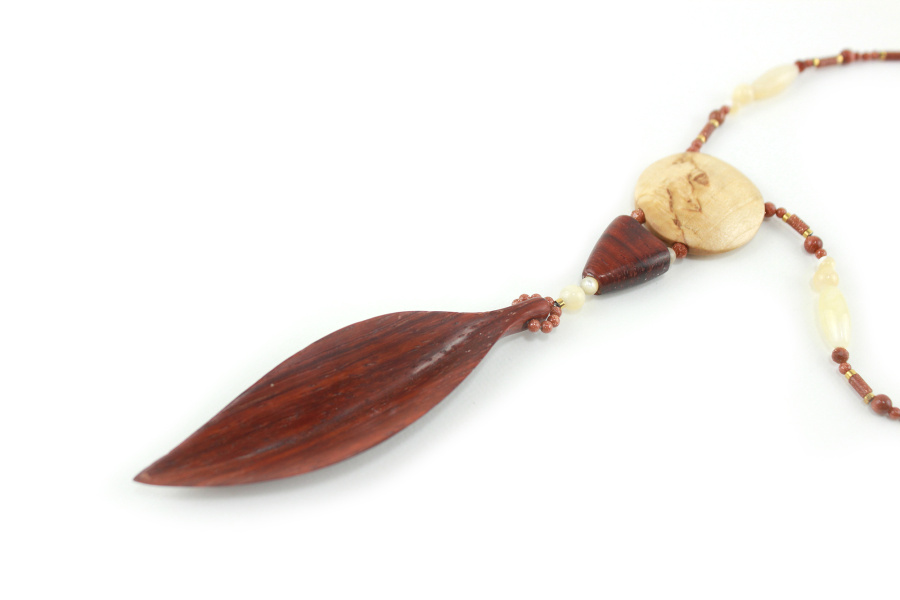 Collier majestueux en bois de Padouk