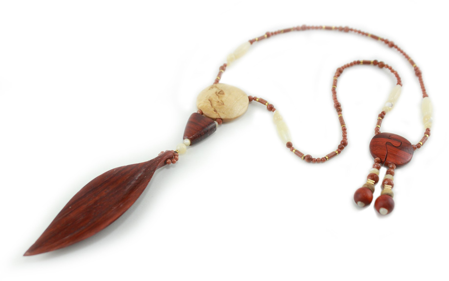 Collier majestueux en bois de Padouk