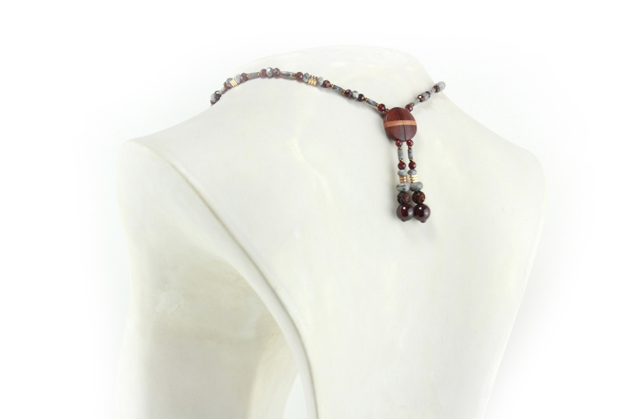 Collar de madera violeta y nácar