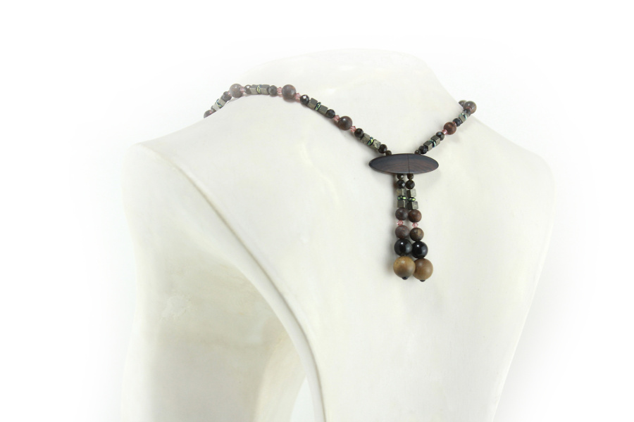 Collier pendule en bois d'Ebène sculpté et perles naturelles
