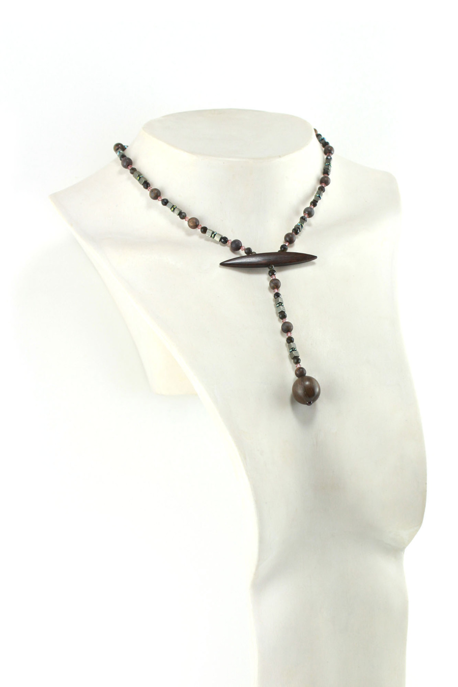 Collier pendule en bois d'Ebène sculpté et perles naturelles