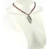 Collier pierre de rivière et bois précieux artisanal