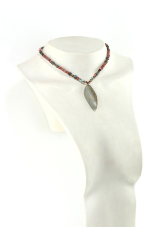 Collier pierre de rivière et bois précieux artisanal