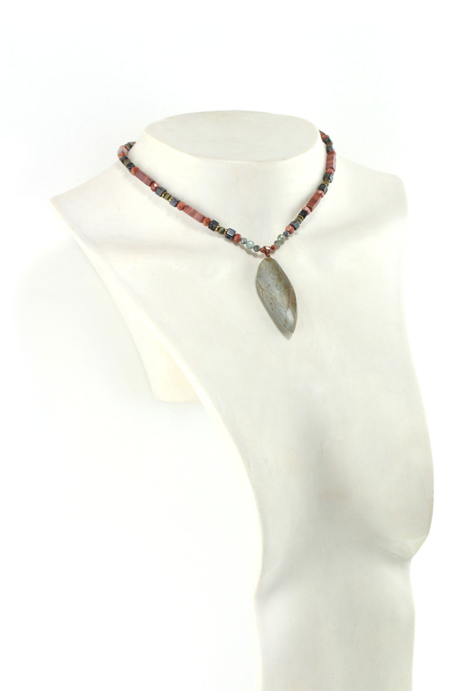 Collier pierre de rivière et bois précieux artisanal