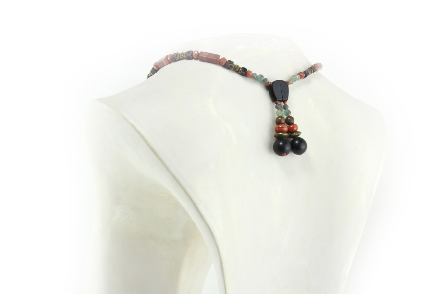 Collier pierre de rivière et bois précieux artisanal