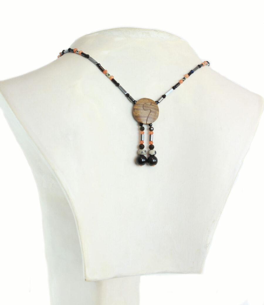 Collier princesse magnétique en bois précieux et perles naturelles vu de dos, le fermoir puzzle aimanté