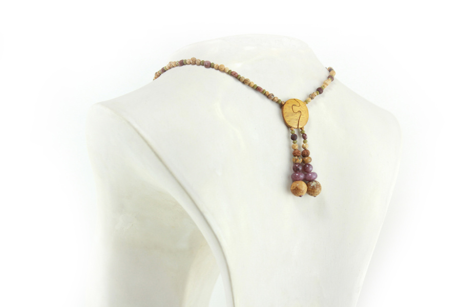 Collier princesse vintage en bois sculpté