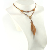 Collier princesse vintage en bois sculpté