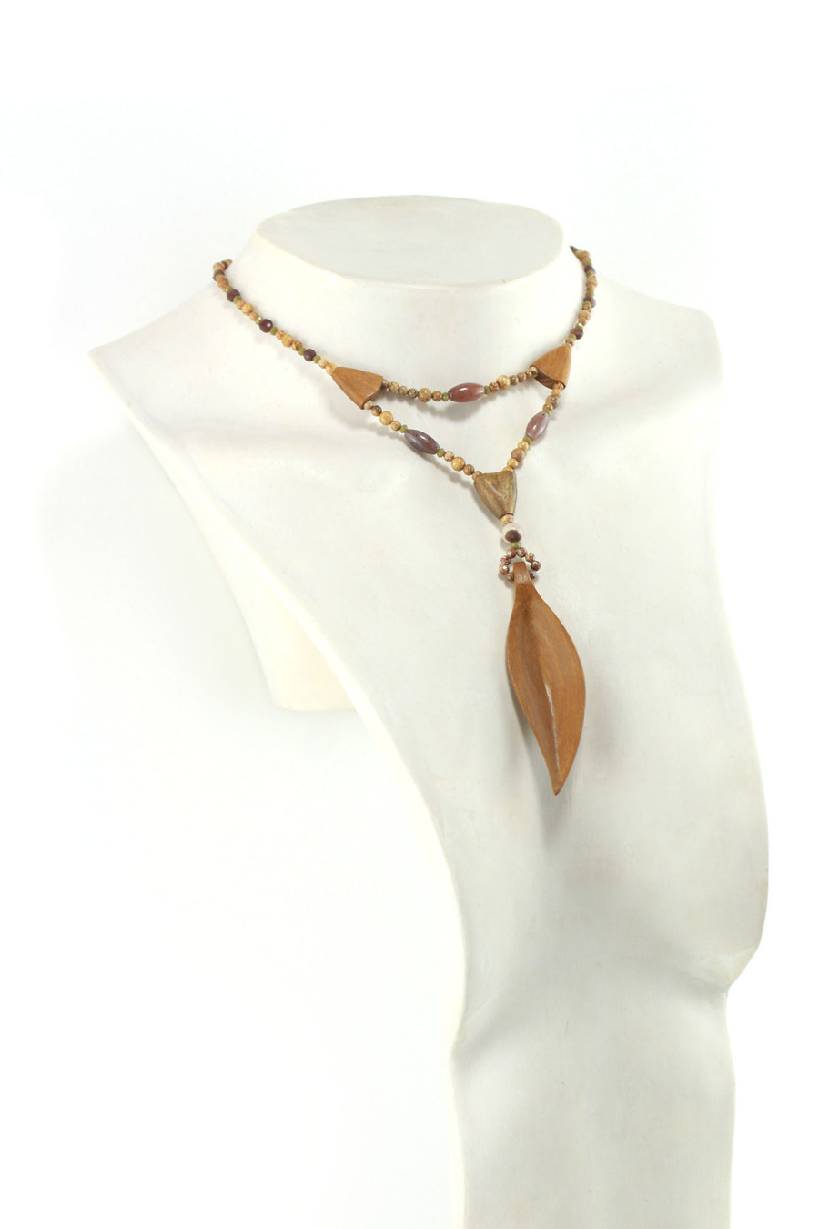 Collier princesse vintage en bois sculpté