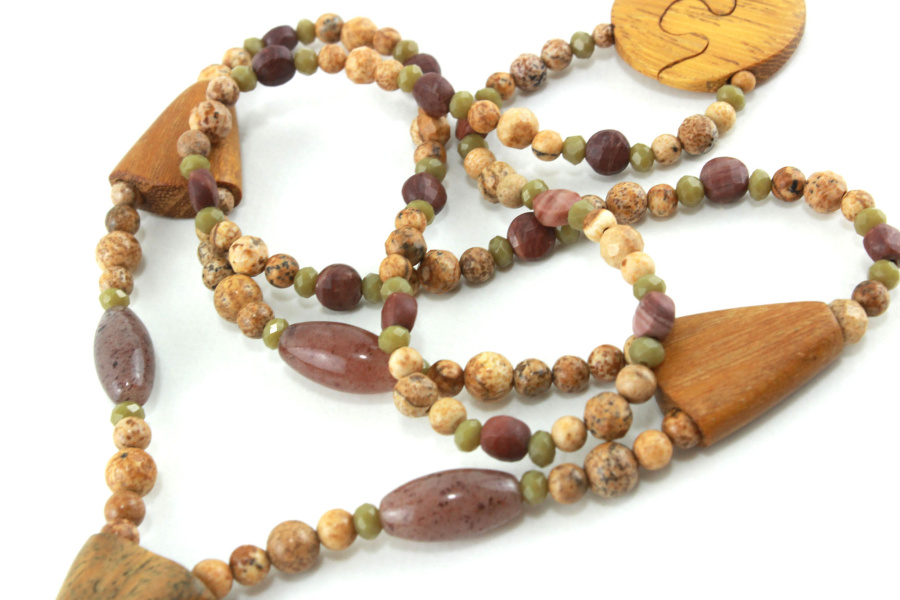 Collier princesse vintage en bois sculpté