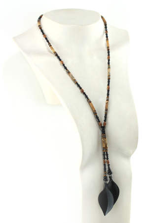 Collar atemporal de perlas naturales y gotas de obsidiana.