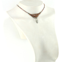 Collier talisman en bois de camphre et métal puissant