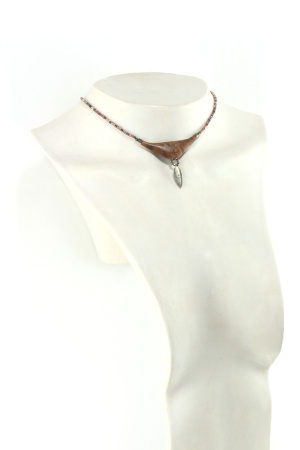 Collier talisman en bois de camphre et métal puissant