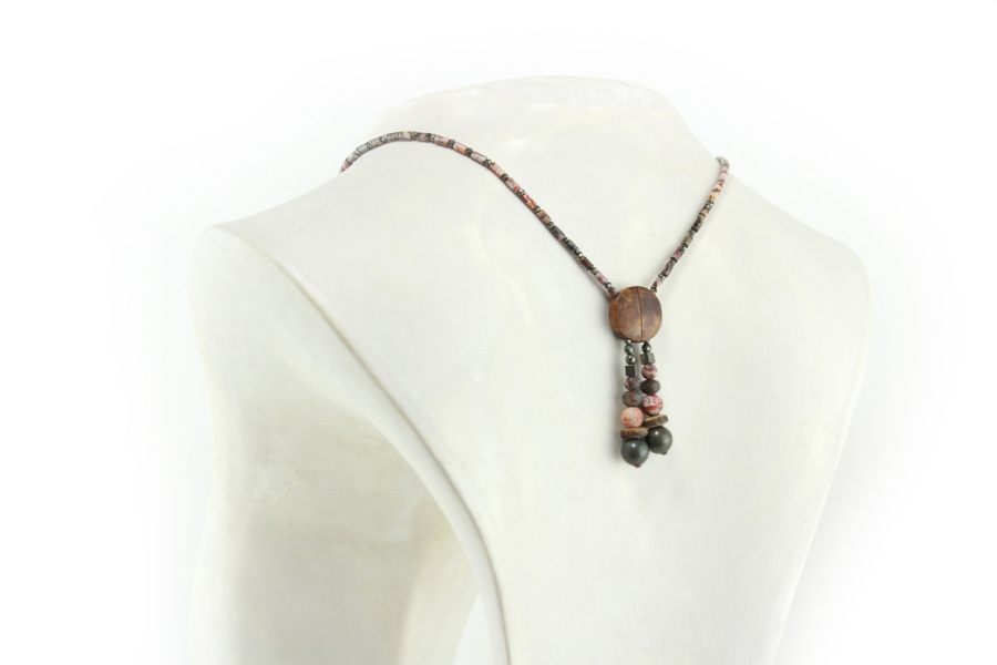 Collar talismán de madera de alcanfor y metal poderoso