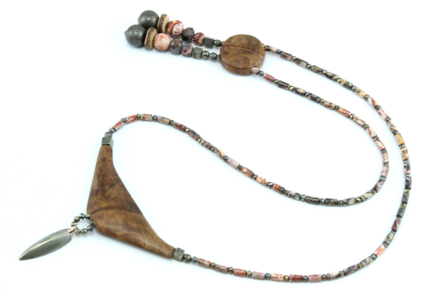 Collier talisman en bois et métal