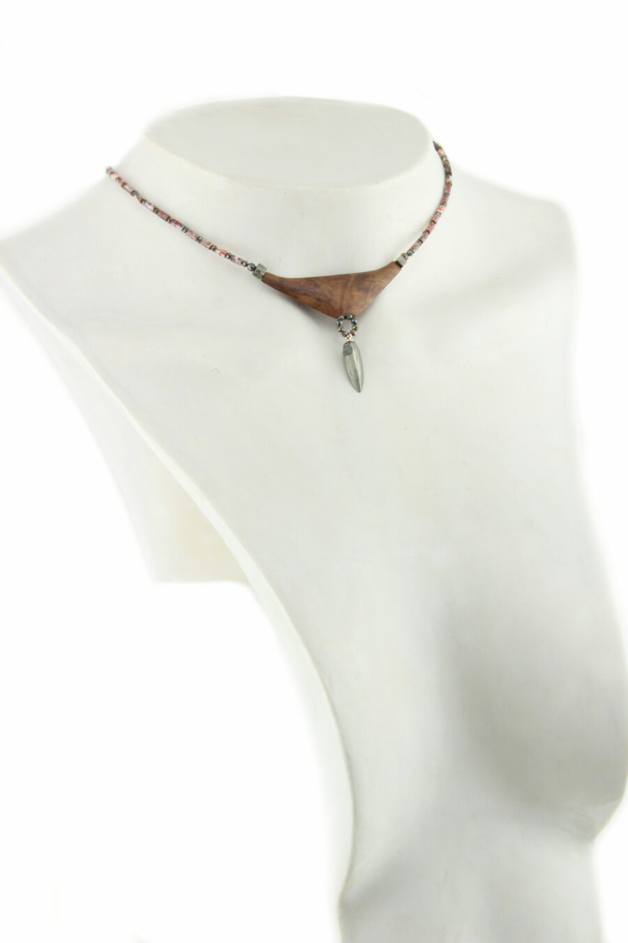 Collier talisman en bois et métal