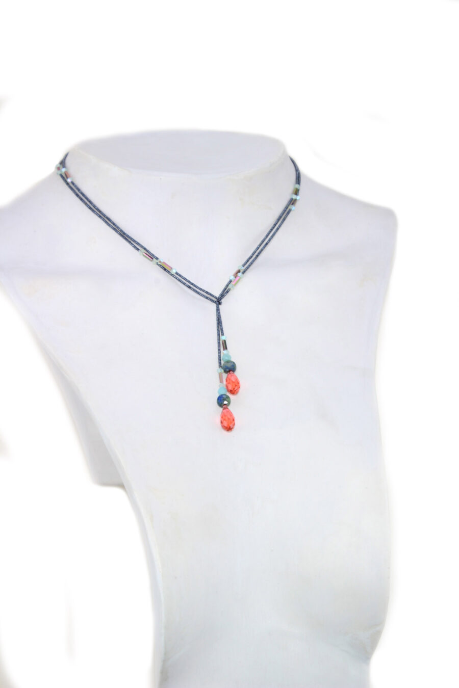 Collier élégant en cristal et hématite, perles colorées, design unique et fait main.