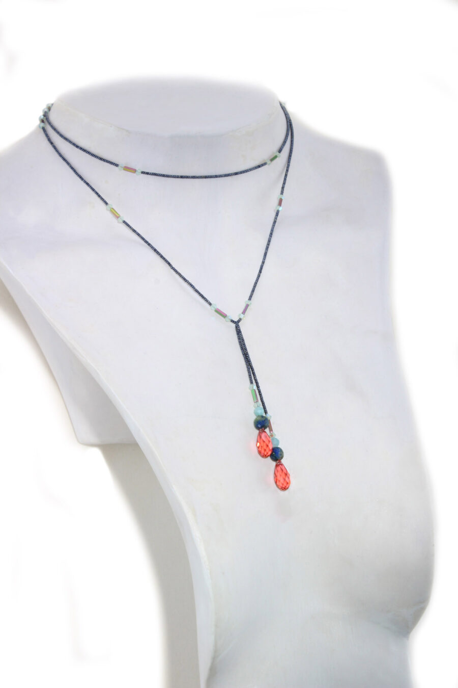 Collier élégant en cristal et hématite, perles colorées, design unique et fait main.