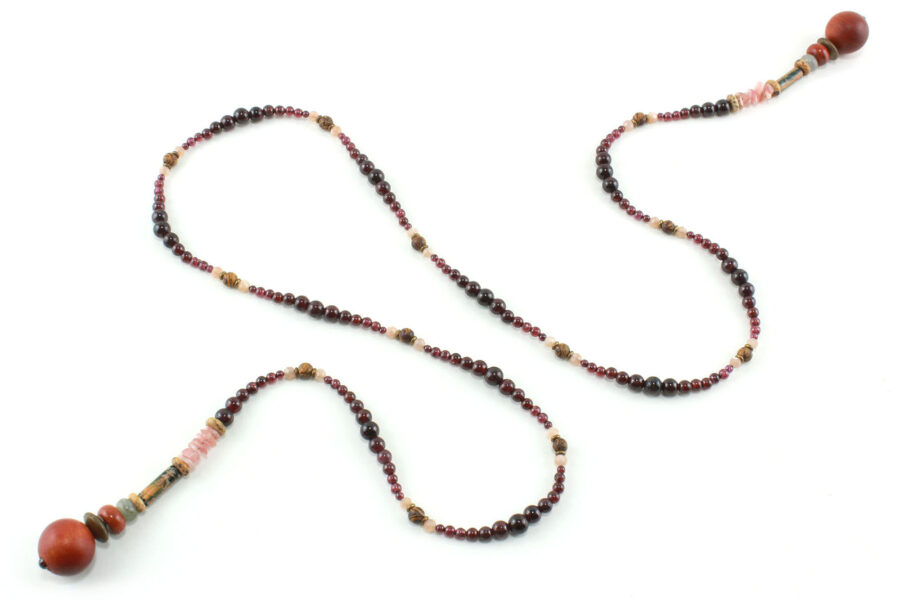 Collier rituel en perles naturelles de Grenat & Santal – Bijou fait main