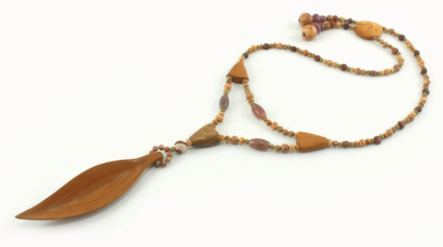 Collier princesse vintage en bois sculpté - Bijou unique fait main