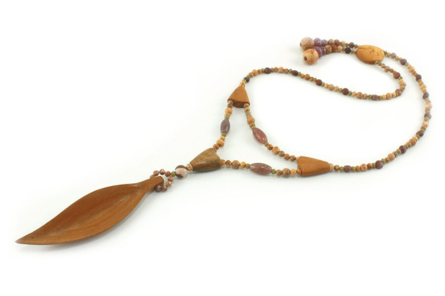 Collier princesse vintage en bois sculpté - Bijou unique fait main