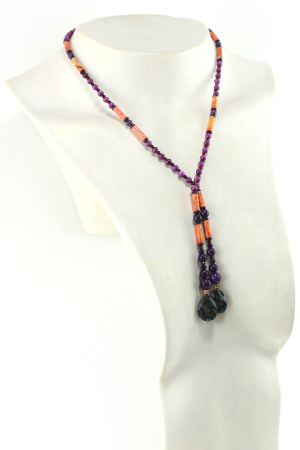 Collar morado intenso de Sugilita y piedra sedimentaria naranja - joyería artesanal